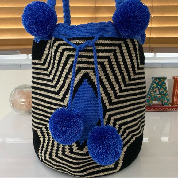 Colombian Wayuu Mochila Boho Shoulder Bucket blue and black handmade Bag - Picture 5 of 13